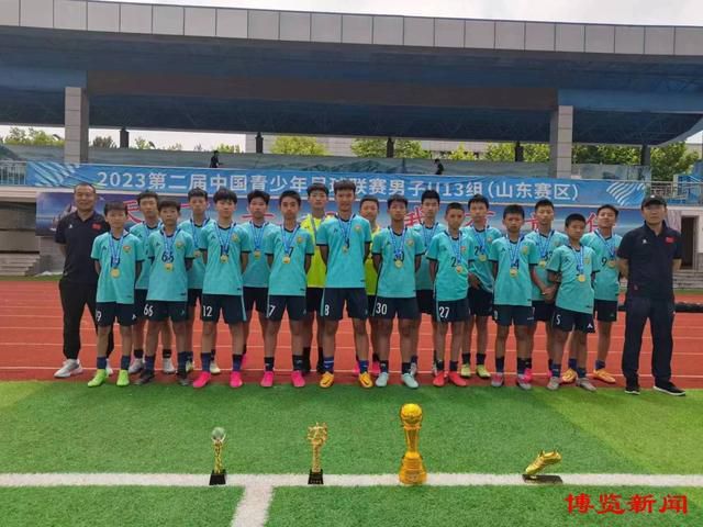 也因此，俱乐部以巨额费用引进了很多滕哈赫的旧部，比如奥纳纳、利桑德罗和安东尼，但收效甚微。